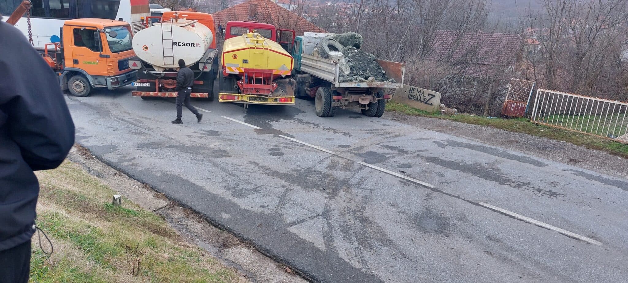 Tërheqja e barrikadave në veri të Kosovës/ NATO: Jemi gati për ndërhyrje nëse është e nevojshme