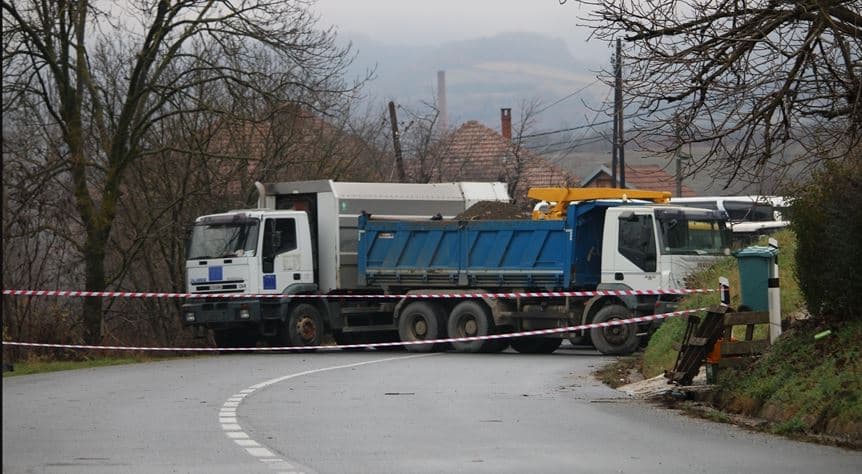 Nis largimi i barrikadave në Rudarë/ Kurti: Vetë i vendosën, vetë i hoqën