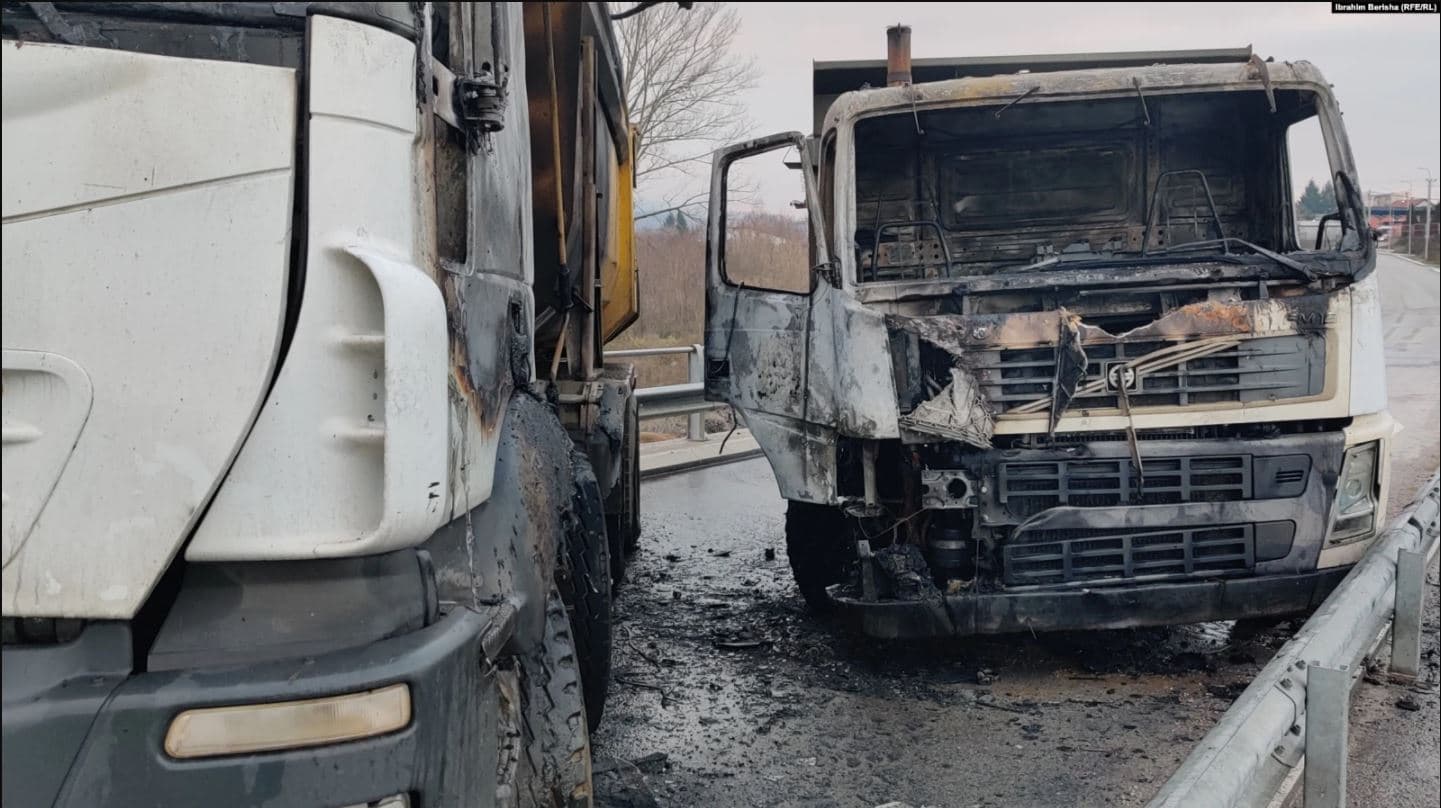 Kosovë/ Digjen disa kamionë në një barrikadë në Veri