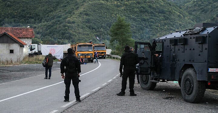 Largimi i barrikadave/ Pikat kufitare Jarinje dhe Bërnjak vijojnë të jenë të mbyllura