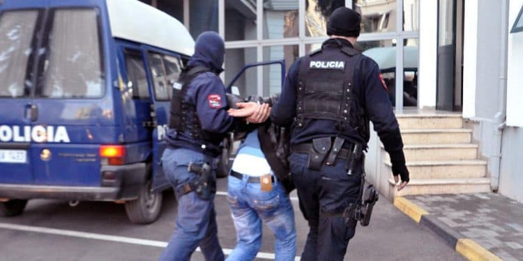 Vodhi tre persona duke i kanosur me thikë, arrestohet 17-vjeçari, në kërkim bashkëpunëtori i tij