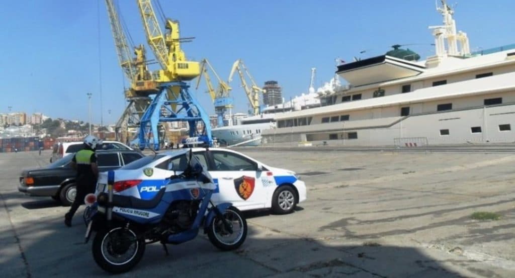 Drejt Shqipërisë me dokumente false, në pranga 32-vjeçari/ Goditet edhe një rast i kontrabandës së cigareve