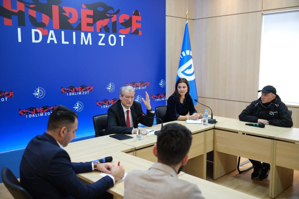 Berisha: 2022-shi viti i demokratëve, në përpjekjet anti-opozitare nxin qëndrimi korruptiv i ambasadores Kim