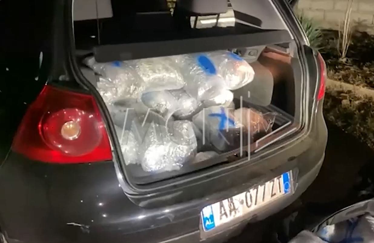 Vetura e Erisa Feros, “hambar” droge. MCN siguron pamjet, “golf”-i i tejmbushur me kanabis (VIDEO)