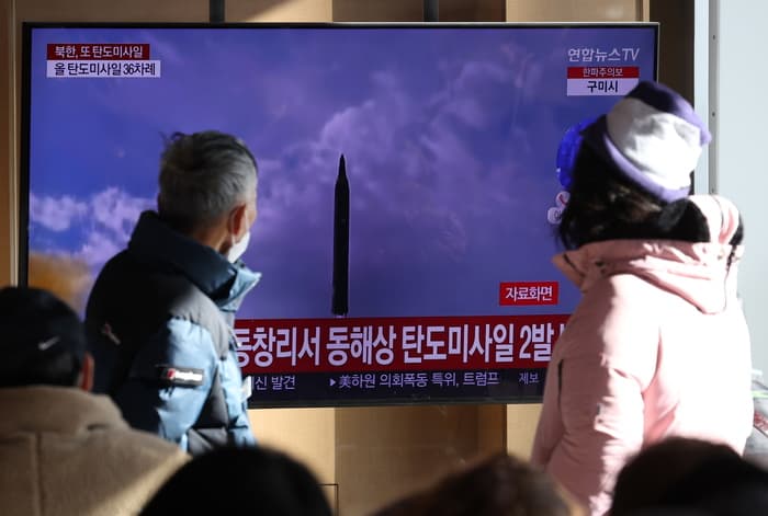 Koreja e Veriut lëshon dy raketa balistike