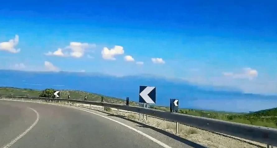 Del nga rruga makina në Pogradec, plagoset drejtuesi