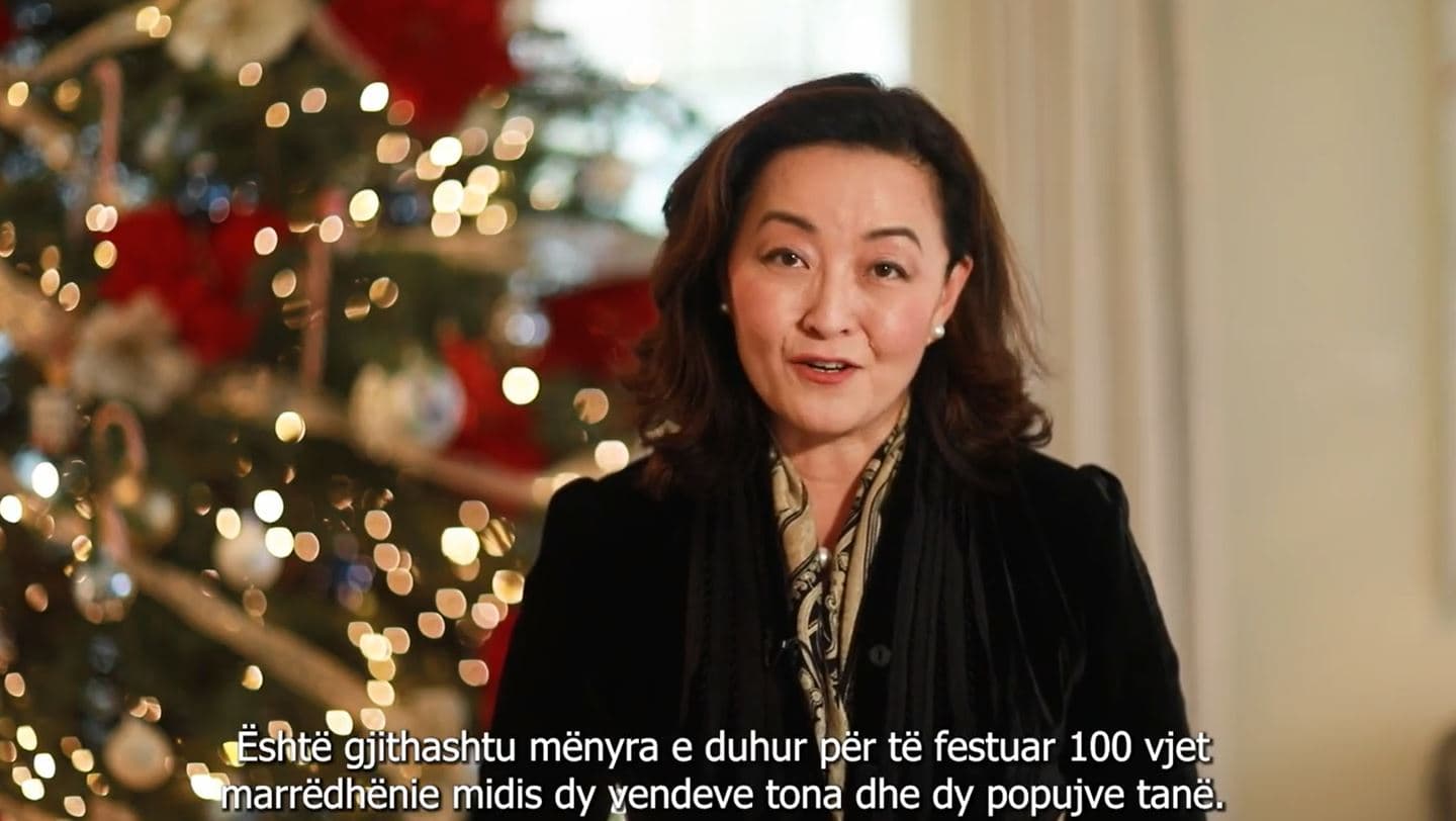 Ambasadorja Yuri Kim, mesazh urimi për Vitin e Ri