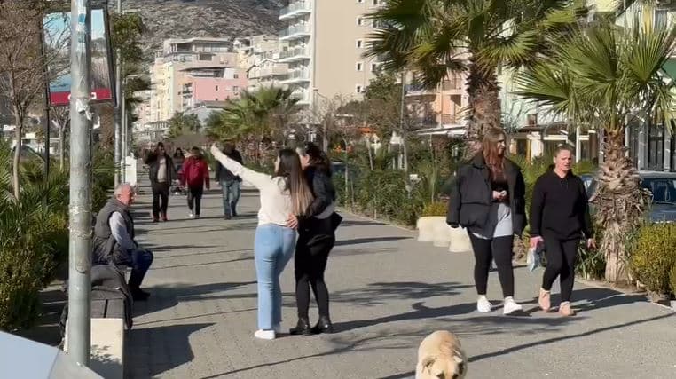 Dita e parë e vitit 2023, qytetarët shijojnë rrezet e diellit përgjatë vijës bregdetare