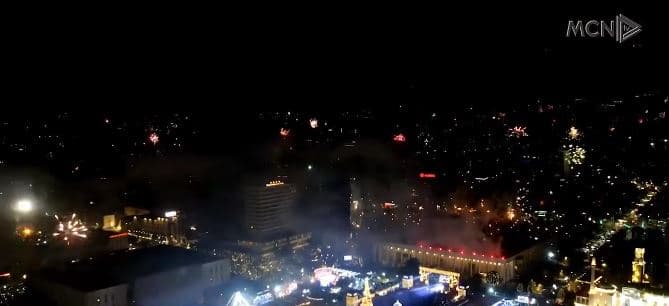 Atmosfera festive në vend. Spektakli i fishekzjarreve njoftoi ndërrimin e viteve