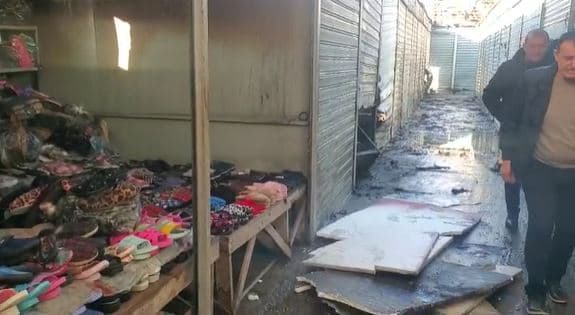 Pushtohet nga flakët tregu industrial në Durrës, dyshohet se shkak janë bërë fishekzjarret