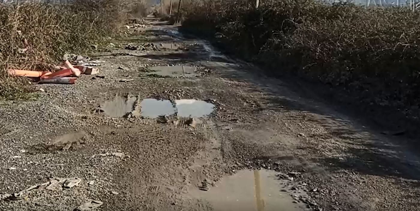  Kurbini me rrugë të shkatërruara/ Banorët: Të merren masa, nuk kalohet as me zetor (VIDEO)