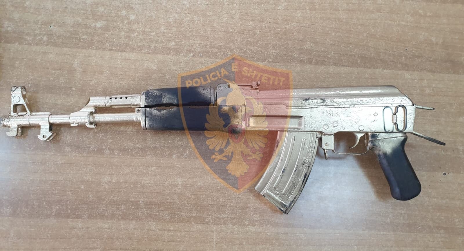Vlorë/ Iu gjet kallashnikov në vendin e punës, pranga 24-vjeçarit