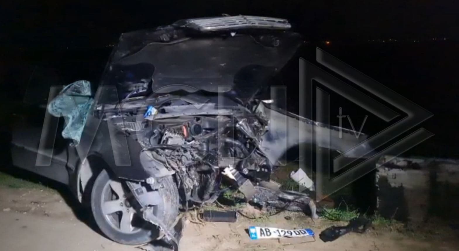 Makina del nga rruga në Divjakë, një i vdekur dhe 4 të plagosur (VIDEO)