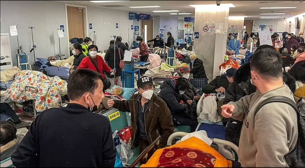 Pacientët me Covid në trotuaret e Shangait, spitalet në kolaps