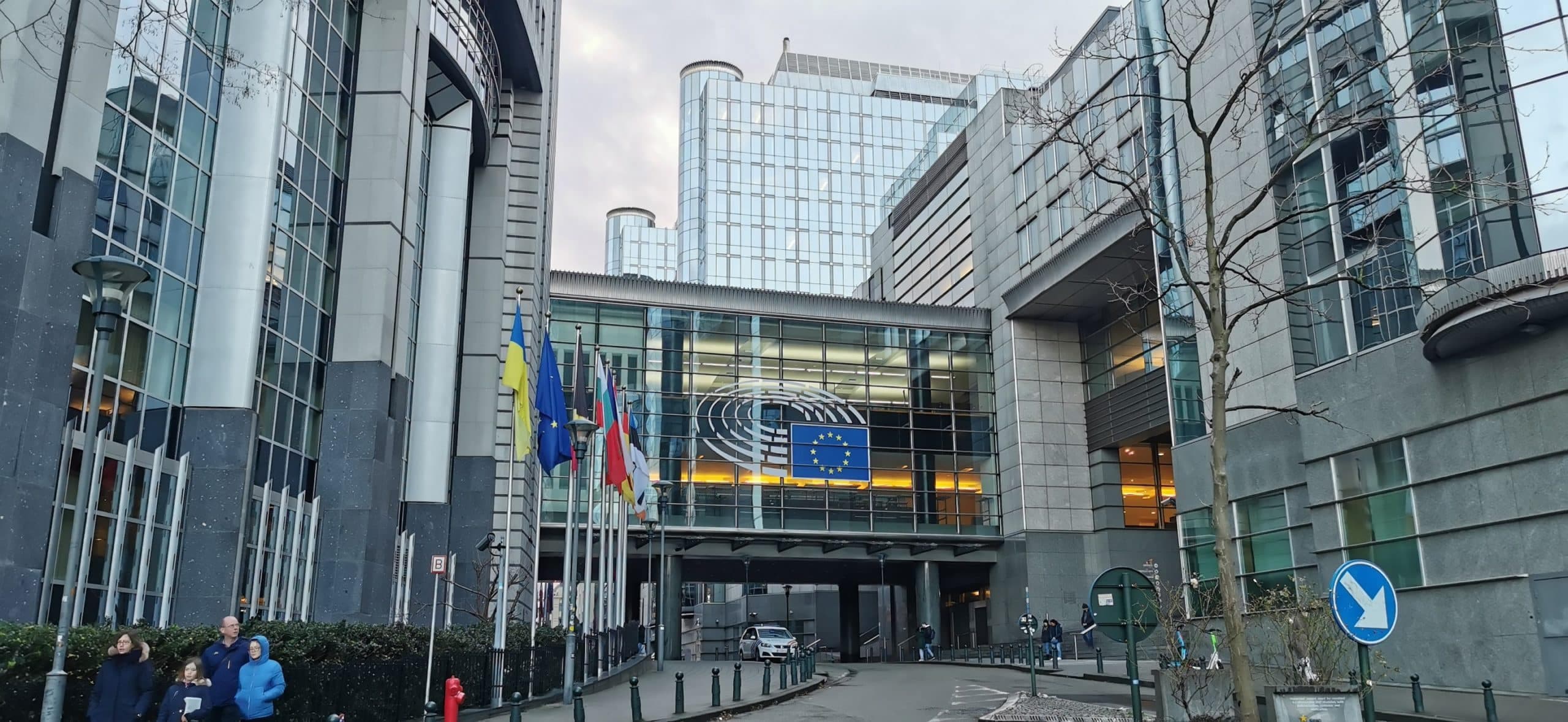 “Qatargate”, PE nis procesin për t’u hequr imunitetin dy eurodeputetëve të përfshirë në skandal