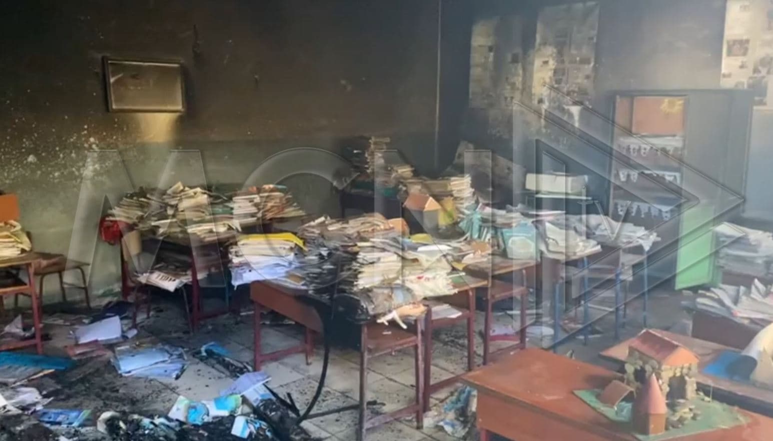 Ballsh, bie zjarr në shkollën 9-vjeçare (VIDEO)