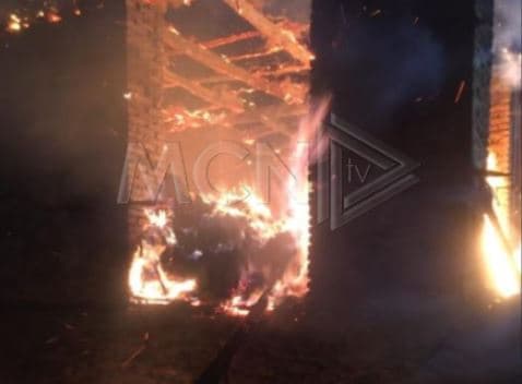 Përfshihet nga flakët një hambar në Devoll (VIDEO)