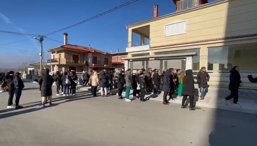 Përgjysmimi i pagës dhe kushtet e punës nxjerrin në protestë punonjëset e një fasonerie në Bilisht