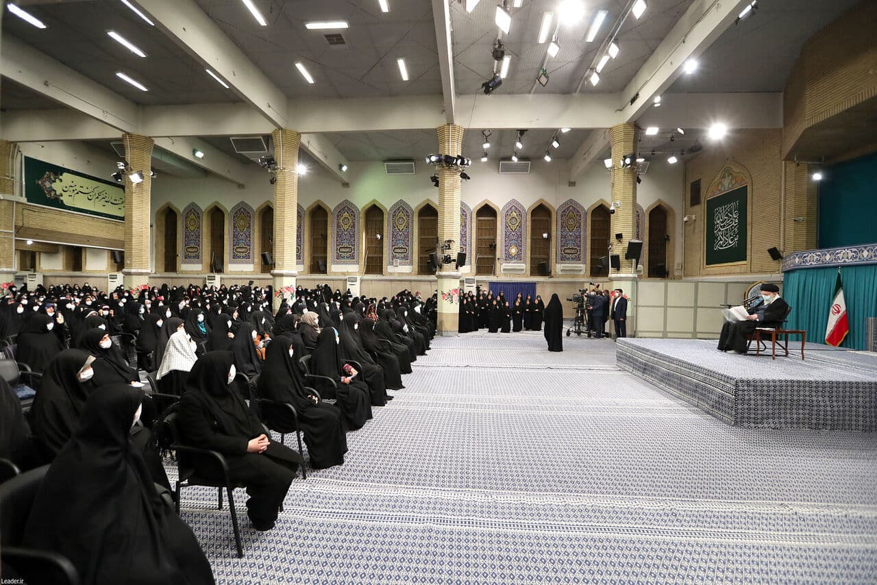 Iran, Khamenei: Duhen më shumë gra në politikë
