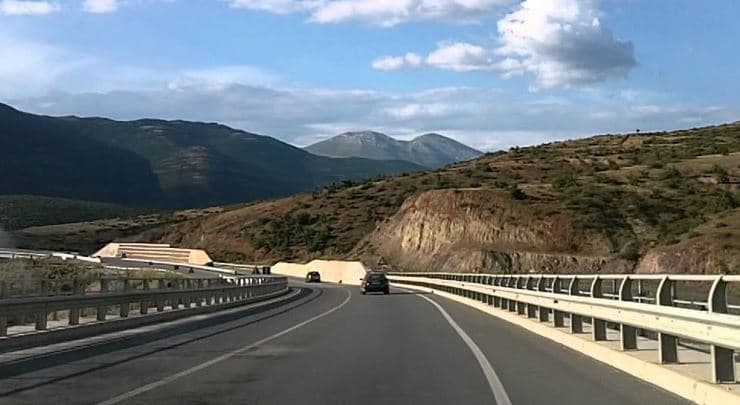 Përplasen dy makina në aksin rrugor Fushë Bulqizë-Shupenzë, humbin jetën tre persona, plagosen katër të tjerë