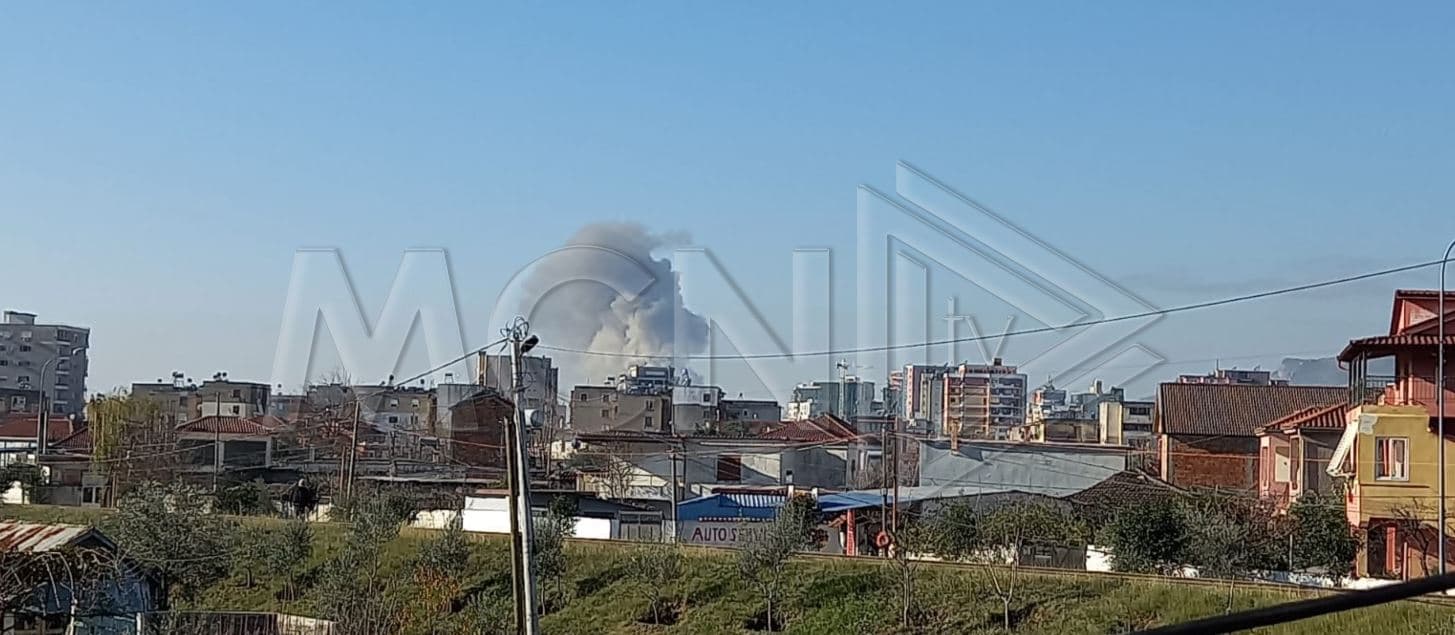 Përfshihet nga flakët fabrika e sfungjerit në Elbasan