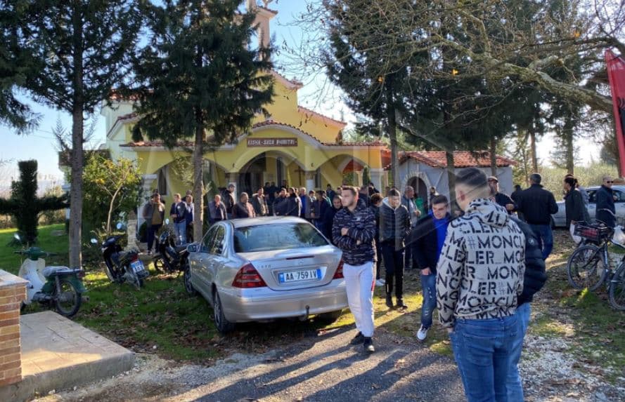 Dita e Ujit të Bekuar në Lushnje, hidhet kryqi në lumin Seman, kapet për herë të katërt nga 23-vjeçari