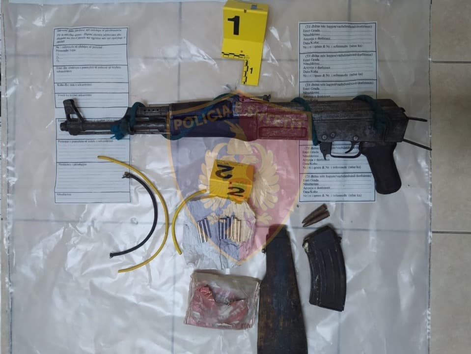 Dhunë ndaj gruas dhe fëmijëve dhe kanosje me armë, pranga kryefamiljarit në Kukës