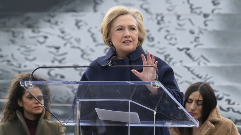 Hillary Clinton fillon punë të re
