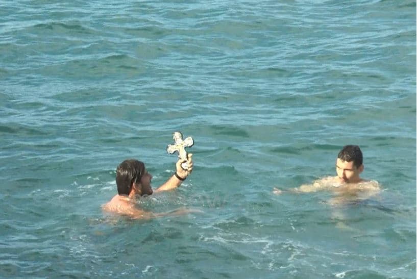      Besimtarët e krishterë festojnë 6 janarin, ditën e Ujit të Bekuar
