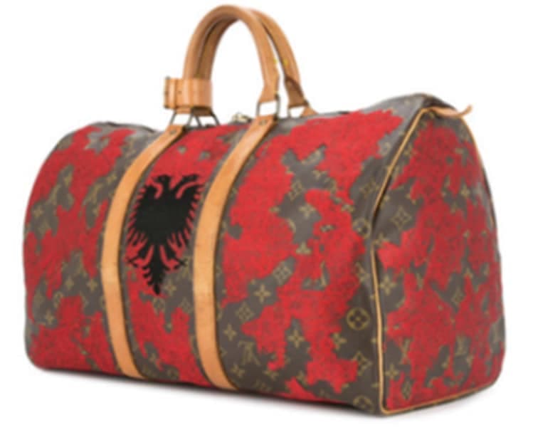 Çanta “Louis Vuitton” me motive të flamurit shqiptar