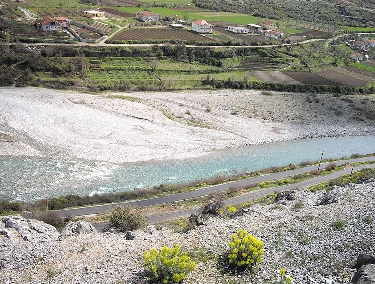 Hodhi në lumin Kir foshnjën e saj, vihet në pranga për vrasje 32-vjeçarja 