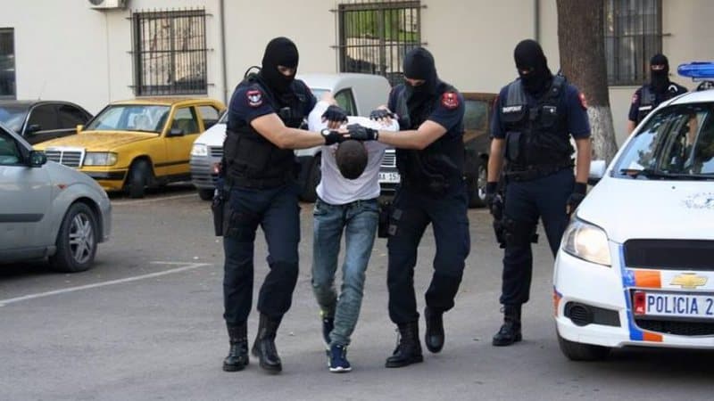 Arrestohen 3 persona që hiqeshin si zyrtarë, u kapën duke i marrë një biznesi 130 mijë euro