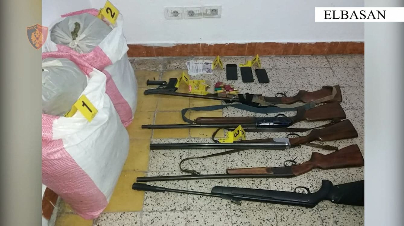 Të armatosur transportonin me motor dy thasë me kanabis, arrestohen dy persona në Cërrik 