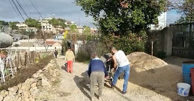 Banorët shtrojnë rrugën në Lezhë. Kërkojnë më shumë investime nga bashkia