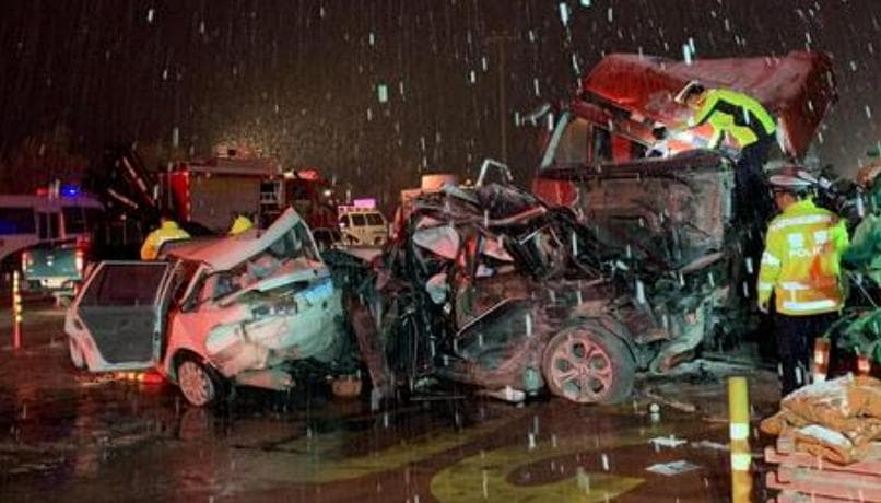 Kamioni përplaset në një kortezh mortor, 19 të vdekur dhe 20 të plagosur në Kinë