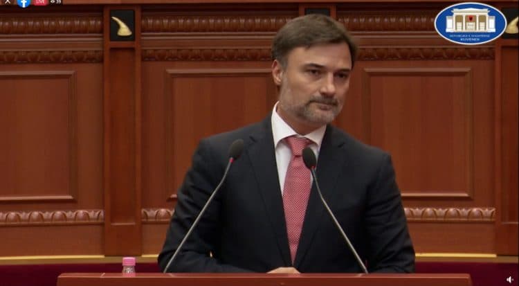 Alibeaj përjashton nga grupi parlamentar 4 deputetë të Berishës