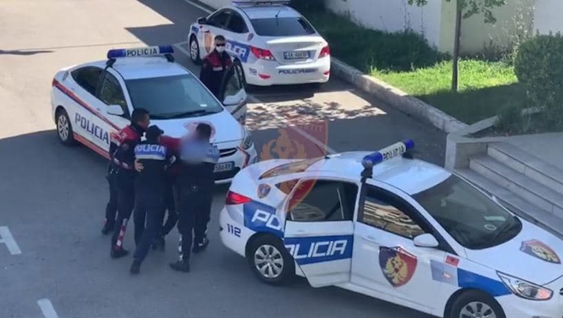 U kap në flagrancë teksa pajiste me pasaportë false një turke, pranga 25-vjeçarit në Durrës