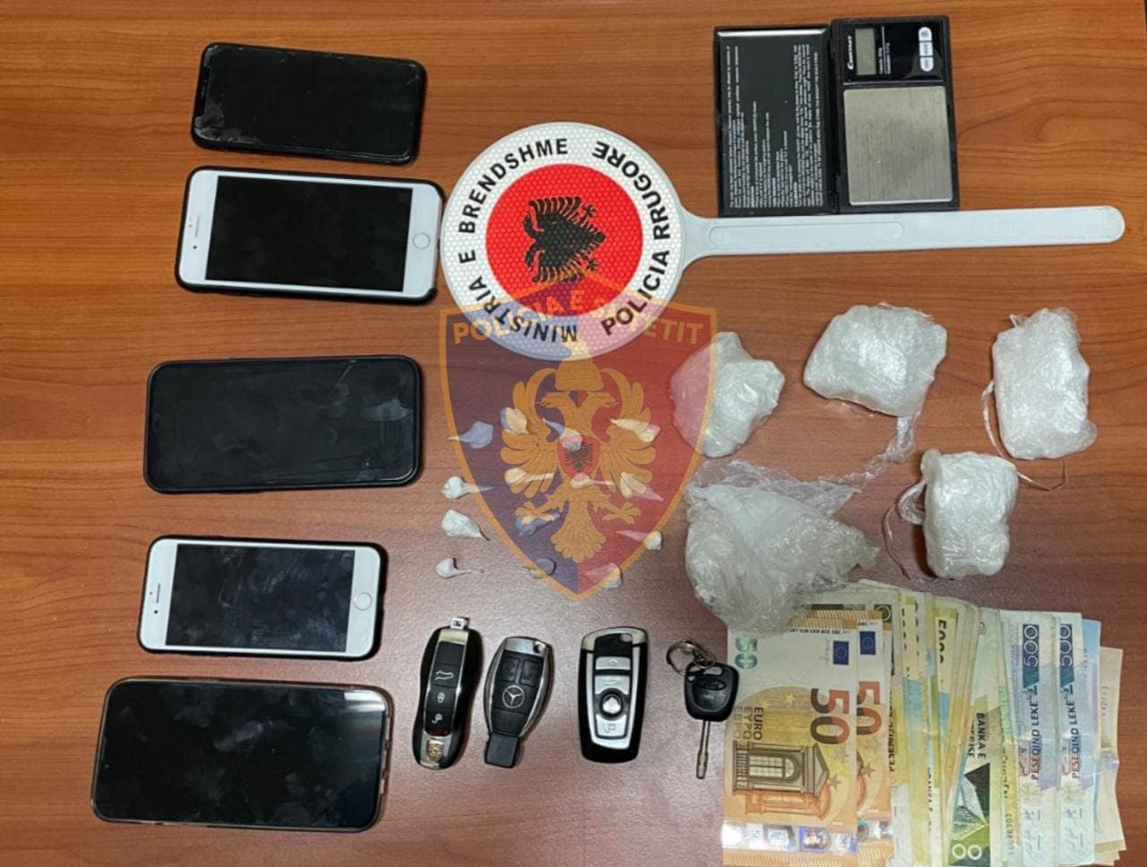 Shpërndanin droga të forta në doza në lokale nate, arrestohen tre persona në Tiranë