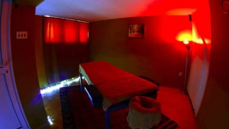 Shfrytëzonin qendrat e masazhit për ushtrim prostitucioni/ Arrestohen dy shtetase, në kërkim administratori