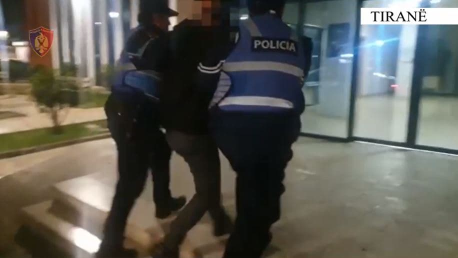 Lëvizte i armatosur, pranga një personi në Tiranë