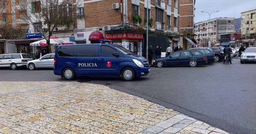 U kap me lëndë narkotike në makinë, arrestohet 22-vjeçari që udhëtonte me një shtetas të armatosur