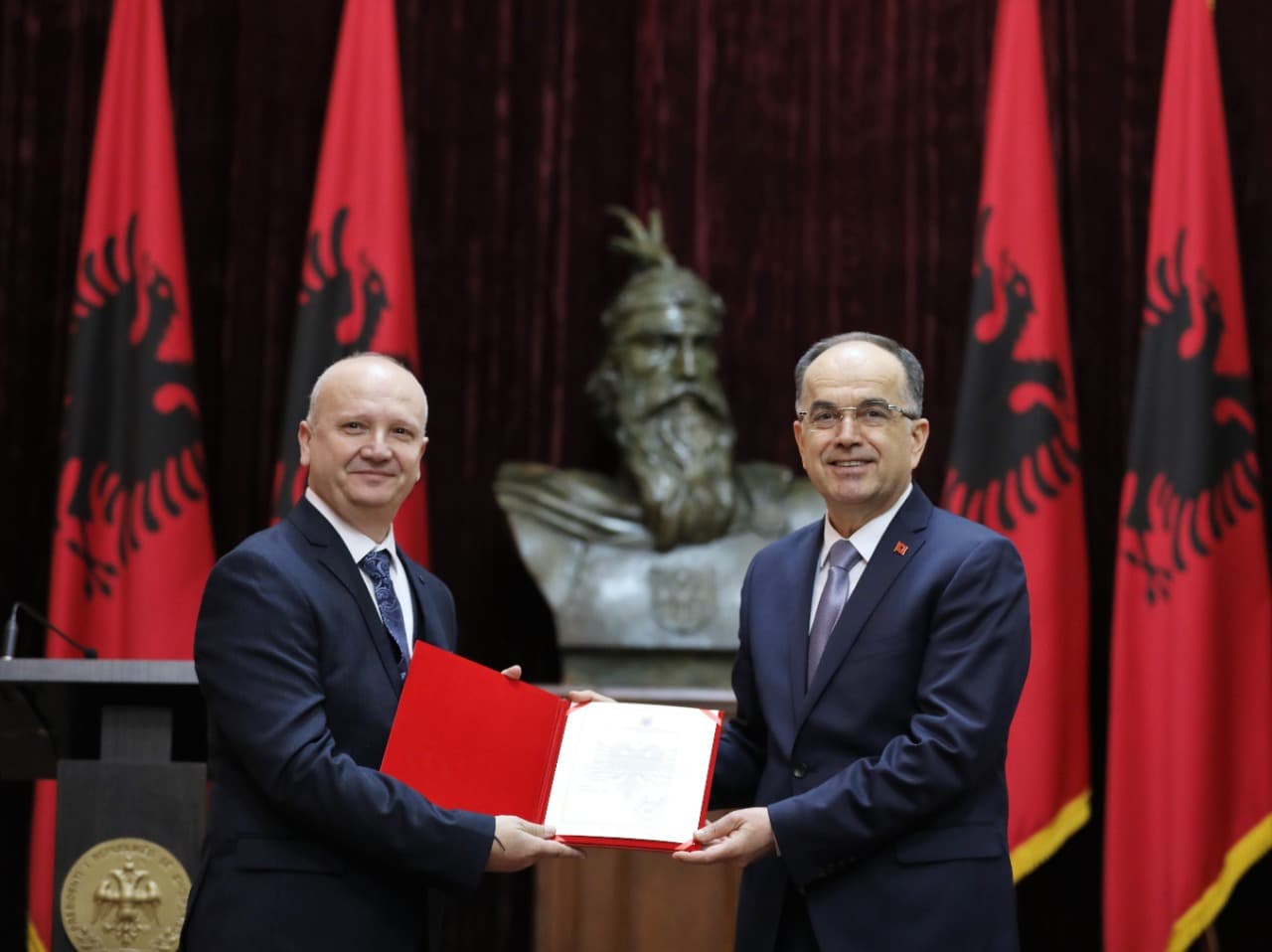 Begaj dekoron artistin Sokol Marsi me titullin “Mjeshtër i Madh”