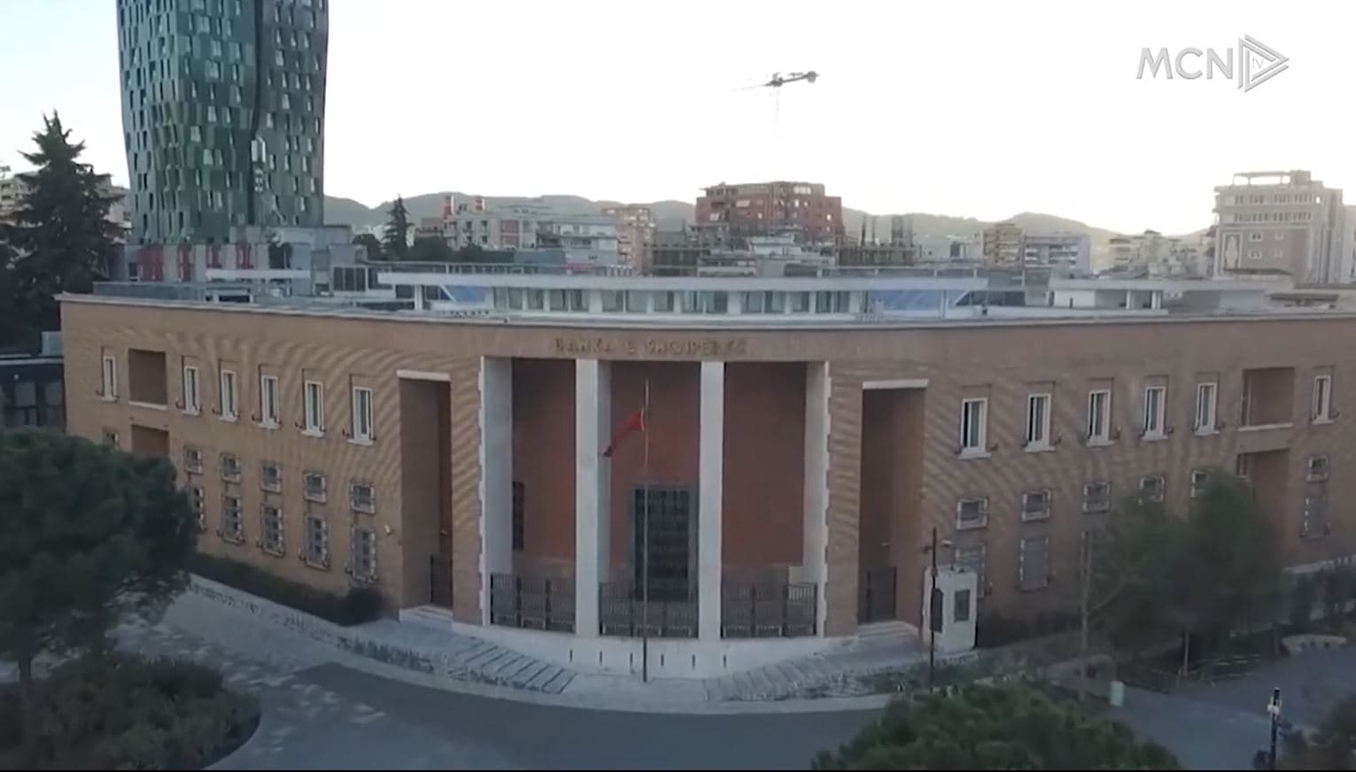   Bonot shtrenjtojnë kreditë/ Brumbulli: Ndikim tek huamarrjet jo me normë fikse (VIDEO)