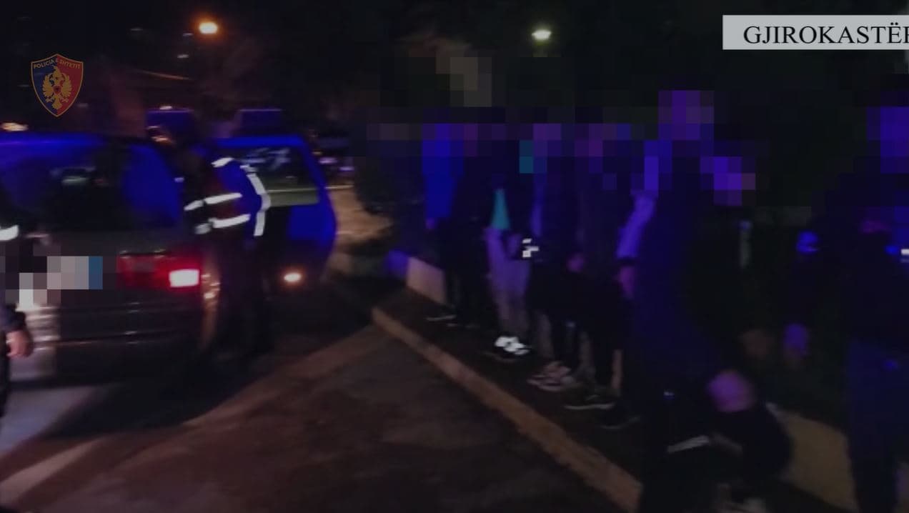 Transportonte 8 emigrantë kundrejt fitimit, pranga një personi në Tepelenë