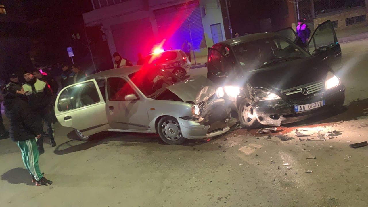 Aksident në Korçë, dy automjete përplasen me njëra-tjetrën