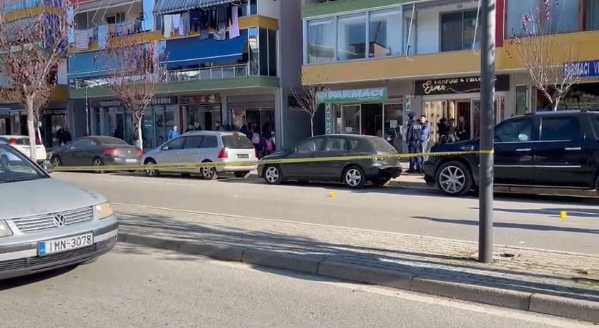 Plagosje me armë zjarri në Fier, 50-vjeçari përfundon në spital
