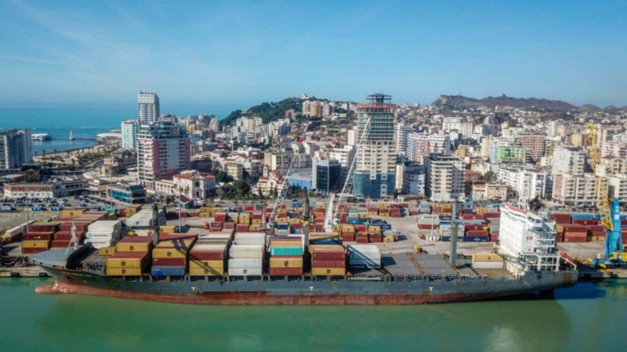 50 mijë litra naftë kontrabandë/ Mbërrin në Portin e Durrësit anija libaneze që furnizoi anijen e peshkimit