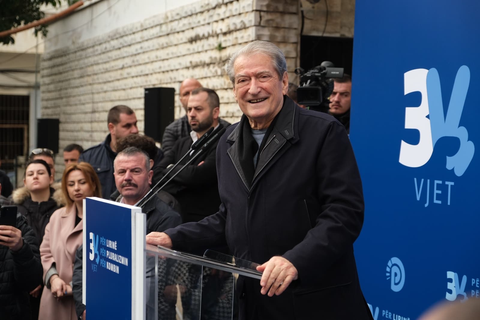 Gjokutaj në mbrojtje edhe nga Berisha/ Kreu i PD-së sulmon kryeministrin për vjedhjet e zyrtarëve (VIDEO)