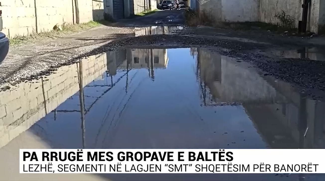 Pa rrugë mes gropave e baltës/ Lezhë, segmenti në lagjen “SMT” shqetësim për banorët (VIDEO)