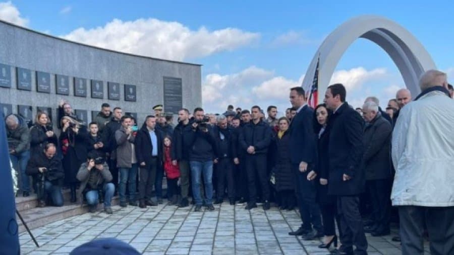 45 shqiptarë të vrarë nga regjimi i Millosheviçit/ Kurti dhe Osmani përkujtojnë masakrën e Reçakut